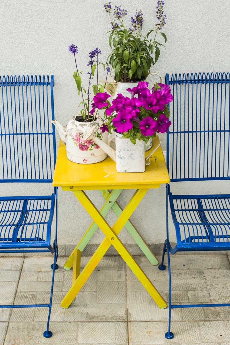 שולחן וכיסאות צבעוניים ופרחים 